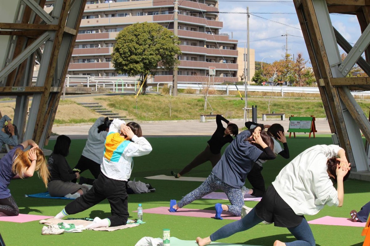 芝生の上で行うマットピラティス
